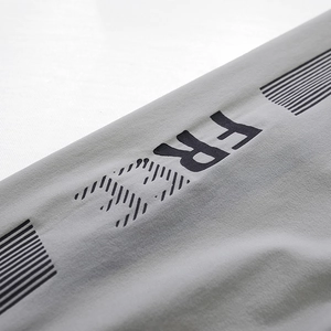 Gros plan du t-shirt de protection solaire gris avec imprimé FREE et code-barres