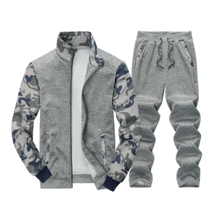 Survêtement homme gris avec détails camouflage sur veste zippée et pantalon de sport