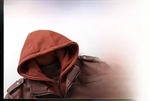 Détail d'une veste en cuir marron avec une capuche en maille orange amovible et des épaulettes