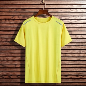 Gelbes Sport-T-Shirt aus schnelltrocknendem Mesh mit silbernen reflektierenden Schulterstreifen