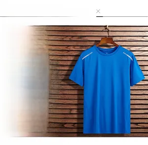 Detailansicht des blauen Mesh-T-Shirts mit Rundhalsausschnitt und silbernen Reflexstreifen