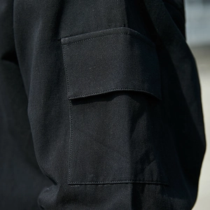 Chemise cargo noire pour homme en sergé résistant avec poches à rabat et coutures soignées