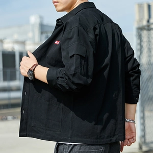 Veste chemise cargo noire ample pour homme avec broderie rouge et poche sur le bras