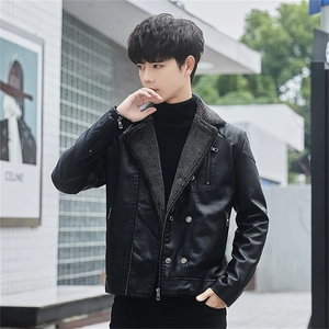 Schwarze Herren-Bikerjacke aus Kunstleder mit grauem Fleecefutter im urbanen Streetstyle