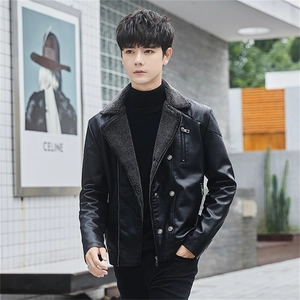 Schwarze Herren-Motorradjacke aus Kunstleder mit grauem Kunstfellkragen und Details