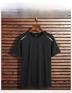 Detail eines schwarzen atmungsaktiven T-Shirts mit weißen Reflexstreifen an der Schulter