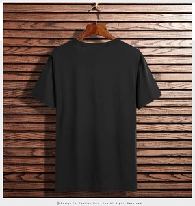 Rückansicht eines schlichten schwarzen Baumwoll-T-Shirts am Holzbügel aufgehängt