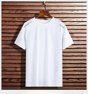 Nahaufnahme von weißem, atmungsaktivem Mesh-T-Shirt mit reflektierenden Schulterstreifen