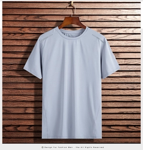 Detail eines grauen Herren-T-Shirts aus Eisseide mit Mesh und reflektierendem Schulterstreifen