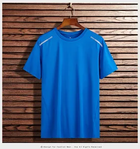 Detail eines blauen Eisseiden-T-Shirts mit grauen Reflektorstreifen und Netzstruktur