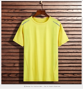 Detail von atmungsaktivem Mesh-Gewebe am gelben 3XL Sport-T-Shirt mit grauen Akzenten