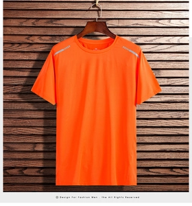 Detail des orangefarbenen Mesh-T-Shirts mit atmungsaktivem Stoff und Reflexstreifen