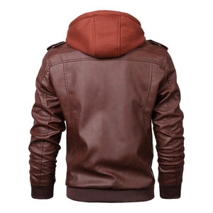 Veste homme en similicuir marron avec capuche rouge amovible et poignets en tricot côtelé