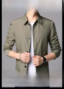 Detail einer olivgrünen Business-Freizeitjacke mit Umlegekragen und Knopfverschluss