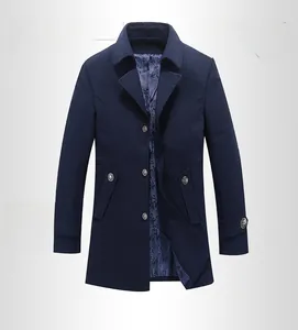 Dettaglio del cappotto lungo blu scuro con fodera paisley e bottoni in metallo