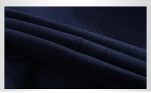 Macro del tessuto blu navy del cappotto con trama a saia e cuciture di alta precisione