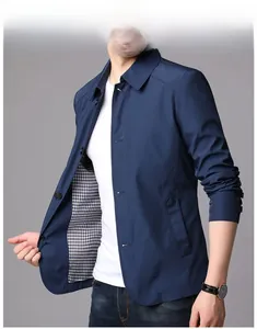Detailansicht der blauen Business-Casual-Jacke mit einem modischen schwarz-weiß karierten Futter