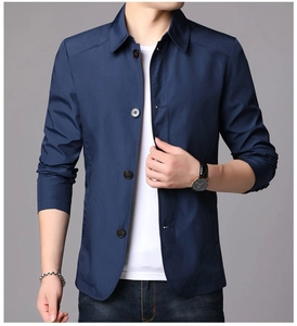 Nahaufnahme einer dunkelblauen Business-Freizeitjacke für Herren mit klassischem Revers