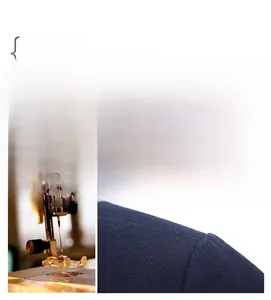 Qualità dei dettagli delle cuciture sulla spalla del cappotto in lana blu navy elegante