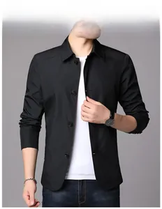 Detailansicht einer schwarzen Herrenjacke kombiniert mit weißem T-Shirt und Uhr