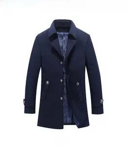 Dettaglio del cappotto in lana blu scuro con fodera stampata elegante e polsini abbottonati