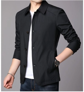 Detail von klassischem Revers und Knopfverschluss an der schwarzen Herren-Business-Jacke