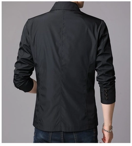 Detailansicht der Rückseite der schwarzen Slim-Fit-Jacke mit Manschettenknöpfen und Textur