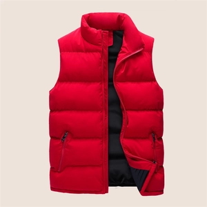 Gilet de doudoune rouge épais pour hommes avec col montant et surpiqûres horizontales