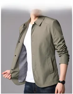 Detail der grünen Herrenjacke mit klassischem Kragen und schwarz-weißem Karofutter
