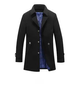 Dettaglio della fodera blu paisley all'interno del cappotto lungo in lana nero da uomo