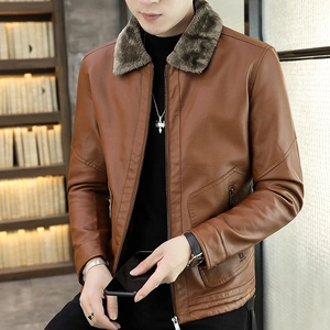 Veste en cuir marron pour homme avec col en fourrure dans une bibliothèque