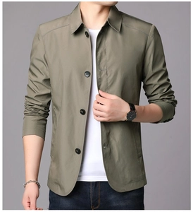 Detail der armygrünen Herren-Leichtjacke mit dezenter Ripstop-Textur und Druckknopfverschluss