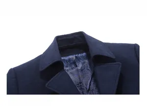 Dettaglio del colletto del cappotto di lana blu scuro con fodera a motivo paisley