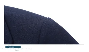 Dettaglio del design della spalla di un cappotto in lana blu navy con trama diagonale