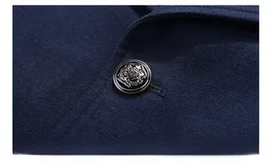Dettaglio macro del cappotto blu navy con bottoni in metallo goffrato e trama in twill
