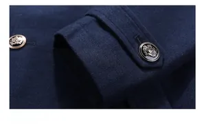 Dettaglio del polsino di un cappotto in lana con bottone araldico dorato in rilievo