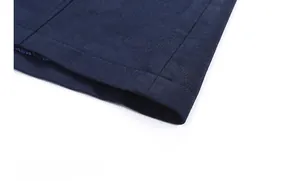 Dettaglio dell'orlo in tessuto twill blu scuro con cuciture precise per cappotto invernale