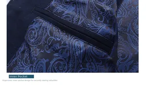 Dettaglio di cappotto blu da uomo con fodera in seta paisley e tasca interna funzionale