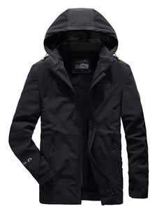 Herren Winterjacke mit Kapuze, Fleece-Futter und geprägter Bruststickerei in Schwarz