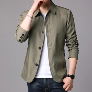 Klassische olivgrüne Herrenjacke im Business-Casual-Stil aus winddichtem Material und Knöpfen