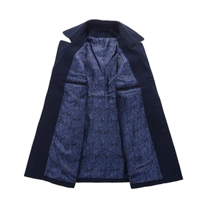 Cappotto lungo da uomo blu navy con ampi revers e fodera paisley in seta blu