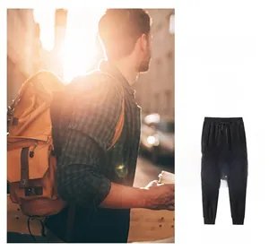 Détail du jogging noir pour hommes avec lettrage blanc et taille élastique à cordon