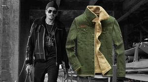 Dettaglio della giacca militare verde con calda fodera in pile e toppe stile vintage