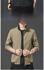 Détail d'une veste décontractée vert armée pour homme avec poignets côtelés et col montant
