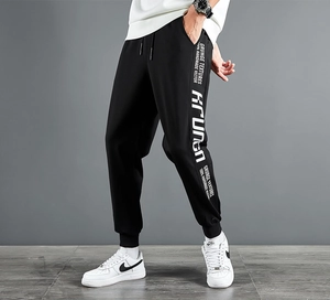Détail de la taille élastique avec cordon et impression blanche sur le pantalon noir
