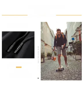 Détail du cordon de serrage noir avec embouts striés sur le pantalon en coton