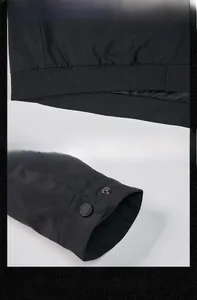 Détails de la fermeture éclair en métal, coutures de précision et bouton-pression de veste