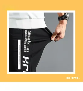 Gros plan d'un pantalon de sport extensible en coton montrant l'élasticité du tissu noir
