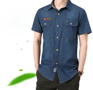 Détail de chemise en jean bleu foncé pour homme avec poches doubles et col classique