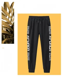 Détail du jogging noir ajusté en coton avec impression lettrée latérale Krunch